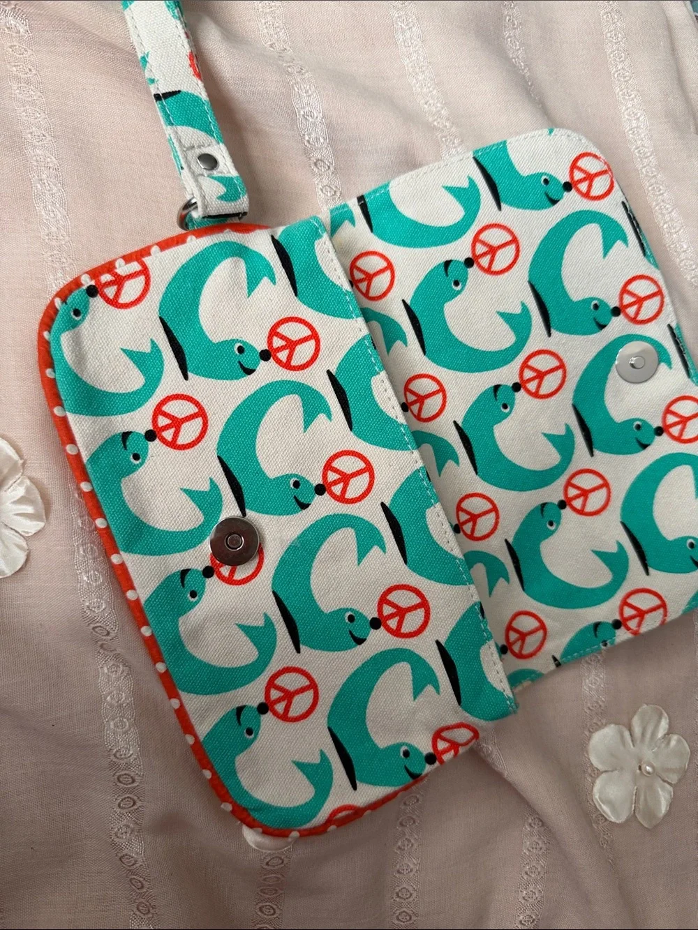 bungalow 360 wristlet phone